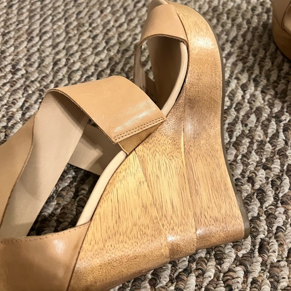DVF Opal wedges tan size 9.5 Good condition - Picture 7 of 8